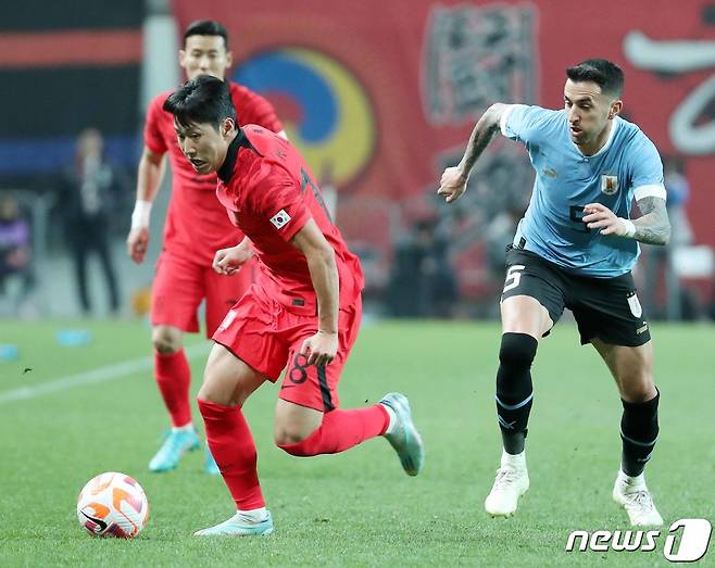 대한민국 축구 국가대표팀 이강인이 28일 오후 서울 마포구 서울월드컵경기장에서 열린 축구 국가대표 평가전 대한민국과 우루과이의 경기에서 상대 문전으로 쇄도하고 있다. 2023.3.28/뉴스1 ⓒ News1 민경석 기자