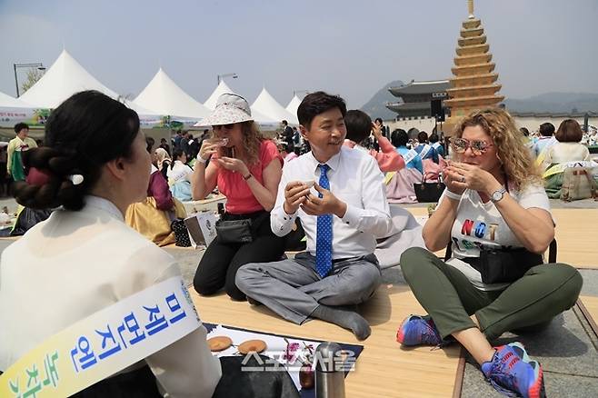 김철우 보성군수가 광화문 광장에서 보성차인들이 차 나눔행사를 하고 있다