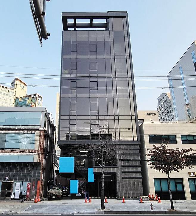 디에이치종합건설이 경기도 김포시에 시공한 근생 건물(위 사진)과 다산건설엔지니어링이 시공한 서울 서초구 서초동 메디컬빌딩. 두 건물 모두 해당 용도의 건물 시공 경험이 많은 시공사가 건축해 상대적으로 건축비를 줄일 수 있었다. /디에이치종합건설·다산건설엔지니어링