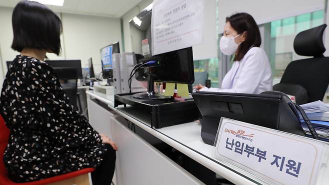 서울시가 소득과 시술별 횟수 제한을 폐지하고 모든 난임부부에 시술비를 지원하기로 했다. 난자 냉동시술을 원하는 30~40세 여성에는 첫 시술비로 최대 200만원을 지원한다. 8일 서울시는 난임부부 시술비 지원시 소득기준을 폐지하고 모든 난임부부에 시술비를 지원한다고 8일 밝혔다. 이는 초저출생 문제 해결을 위해 가능한 자원을 최우선적으로 투입하겠다는 오세훈 시장의 첫 대책이다. 사진은 이날 서울 송파구 송파산모건강증진센터 난임지원 관련 상담부스 모습. 2023.3.8/뉴스1