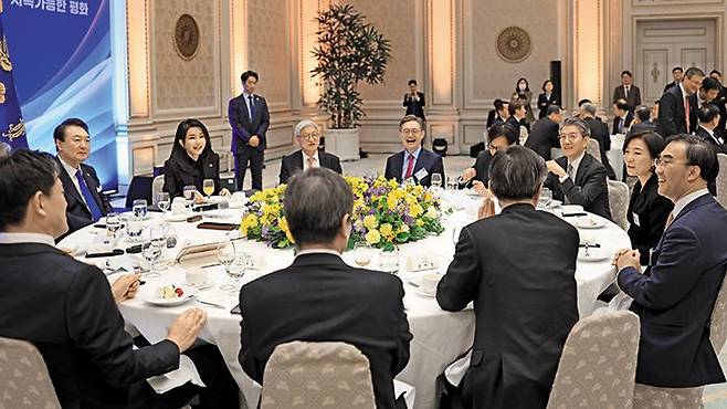 재외공관장 166명 초청해 만찬 - 윤석열 대통령과 김건희 여사가 27일 오후 청와대 영빈관에서 열린 재외공관장 초청 만찬에서 참석자들과 대화를 하고 있다. 이날 윤 대통령 부부가 앉은 테이블에는 한·중·일·러 등 주요국 및 유엔 대사 등이 배석했다. 대통령실은“윤 대통령이 마침 생일인 오영주 주베트남 대사의 생일 케이크를 준비해 축하했다”고 전했다. /대통령실