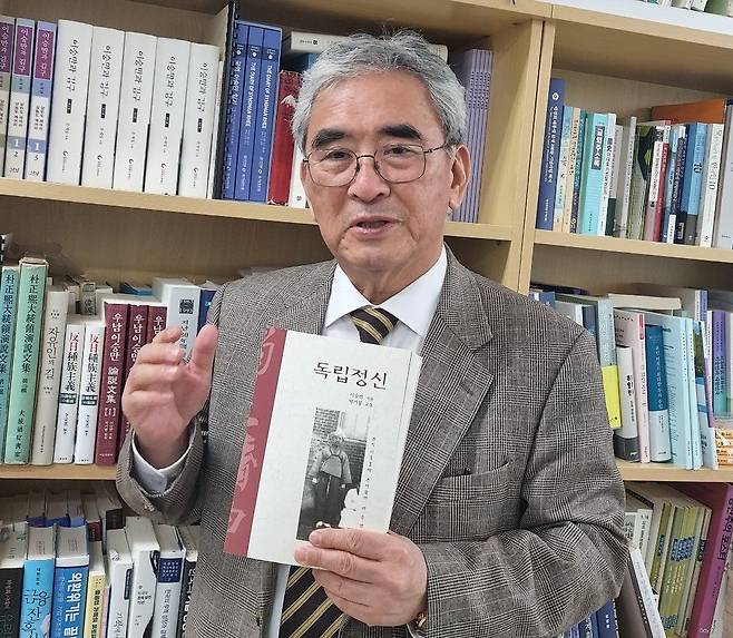 이영훈 전 서울대 교수가 2023년 3월 22일 낮 조선일보와의 인터뷰에서 "이승만 대통령이 쓴 <독립정신>을 청소년은 물론 성인과 지도층도 반드시 읽기를 바란다"고 힘주어 말하고 있다./송의달 기자