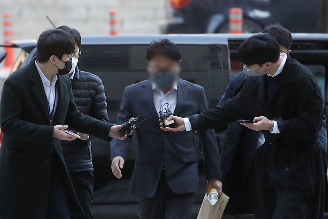이재명 더불어민주당 대표의 성남시장 선거대책본부장을 지낸 김인섭 전 한국하우징기술 대표의 측근으로 알려진 김모씨가 27일 오전 서울 서초구 서울중앙지방법원에서 열린 구속 전 피의자 심문(영장실질심사)에 출석하고 있다. /뉴스1