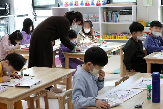 1월 31일 오전 대전 유성구 호수초등학교 초등돌봄교실에서 학생들이 교사와 함께 프로그램 체험을 하고 있다. 대전시교육청은 2월 중 20개교의 늘봄학교(늘 봄처럼 따뜻한 학교)를 선정해 안전관리시스템을 마련하고, 미래형·맞춤형 방과후 학교 프로그램을 개발할 예정이다. /조선DB