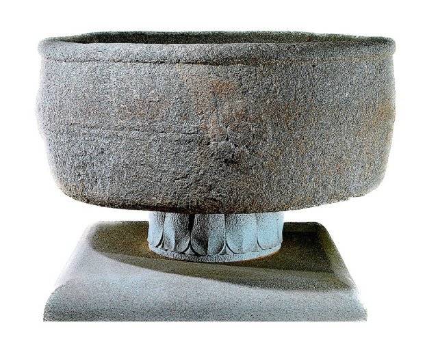 공주 중동 석조로서, 대통사 터에 있었지만 일제 때 헌병대 마당에서 말 구유로 쓰이며 훼손됐다. 국립공주박물관 제공