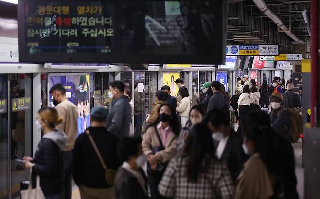 지난 19일 서울 중구 수도권 전철 1호선 서울역에서 시민들이 마스크를 착용하고 열차를 이용하고 있다. 사진=뉴스1