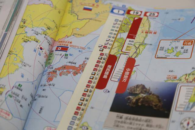 일본 문부과학성이 28일 교과서 검정심의회를 열어 2024년도부터 초등학교에서 쓰일 교과서 149종이 심사를 통과했다고 밝혔다. 그중 독도에 대해 현행 "한국에 점거돼"라는 표현을 "한국에 불법으로 점거돼"로 바꾼 도쿄서적 지도 교과서(오른쪽)와 독도와 울릉도 사이에 국경선을 그려 독도가 일본 땅처럼 보이게 한 교과서의 사진. 도쿄=연합뉴스