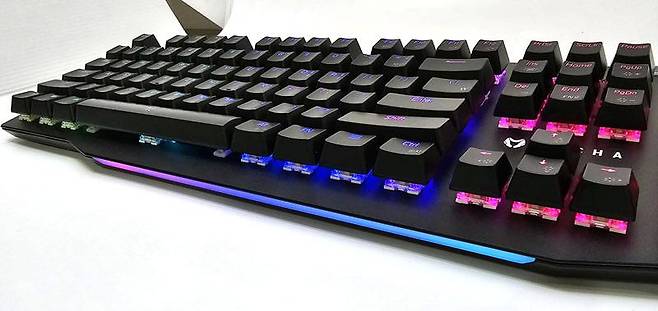 본체 하단에도 라인 형태의 RGB LED를 달았다