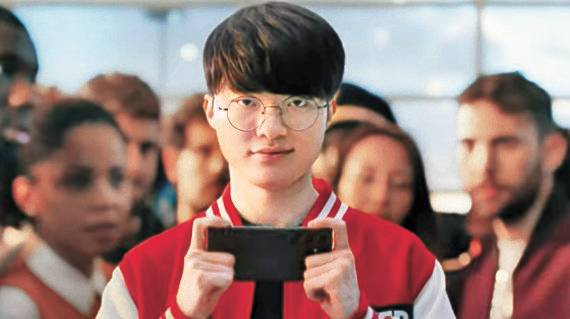 지난달 미국 샌프란시스코에서 열린 갤럭시23 언팩 행사에서 페이커가 스마트폰으로 게임하는 영상을 내세웠다. 사진 삼성전자