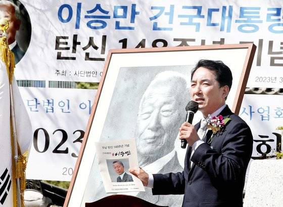 박민식 국가보훈처장이 26일 서울 종로구 이화장에서 열린 이승만 박사 탄신 제148주년 기념식에서 축사를 하고 있다. 박 처장은 이승만 기념관 건립을 추진하고 있다. 뉴시스