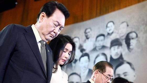 윤석열 대통령과 김건희 여사가 지난 1일 유관순기념관에서 열린 제104주년 3.1절 기념식에서 순국선열과 호국영령에 대한 묵념을 하고 있다. 독립운동가 현수막에 이승만 전 대통령이 빠져 논란이 일었다. 사진 대통령실