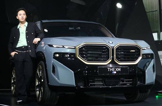 28일 서울 강남구 삼성동에서 진행된 'BMW 뉴 XM' 출시 행사에서 가수 지드래곤(G-DRAGON)이 참석해 기념 촬영을 하고 있다. 뉴스1