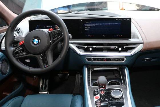 BMW 코리아가 28일 오후 서울 강남구 삼성동에서 'M전용 초고성능 SAV 모델인 '뉴 XM' 내부를 공개했다. 뉴스1