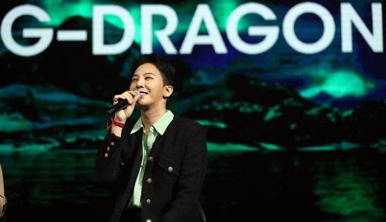 28일 서울 강남구 삼성동에서 진행된 'BMW 뉴 XM' 출시 행사에서 가수 지드래곤(G-DRAGON)이 XM을 홍보하고 있다. 뉴스1