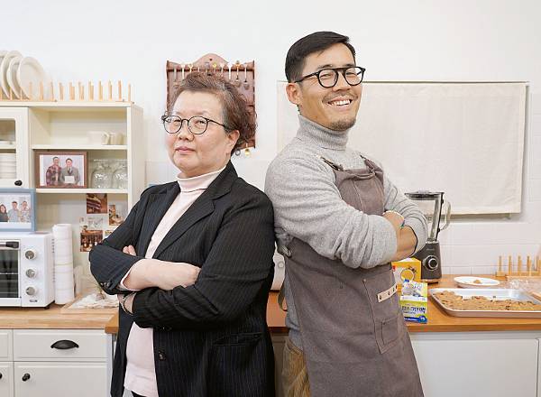 라이트하우스 서울숲 임형규(오른쪽) 목사와 이미선 약사가 최근 서울 동대문구의 한 스튜디오에서 진행된 유튜브 채널 더미션의 ‘복음식당’ 촬영 현장에서 팔짱을 끼고 기념촬영을 하고 있다.장진현 포토그래퍼