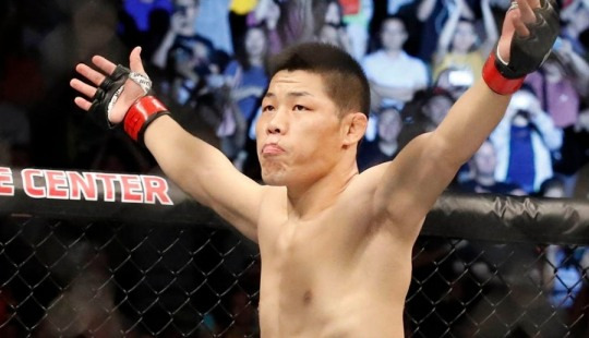 허리부상으로 경기를 포기한 리징량(사진=UFC)