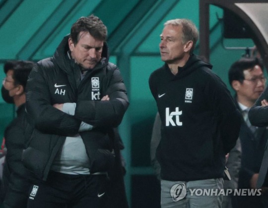 우루과이와의 평가전이 한국의 패배로 끝나자 한국 클린스만 감독이 어두운 표정을 짓고 있다. [연합뉴스]