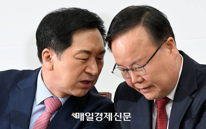 김기현 국민의힘 대표와 김재원 최고위원이 20일 서울 여의도 국회에서 열린 최고위원회의에서 대화를 하고 있다. 2023.03.20 [김호영기자]