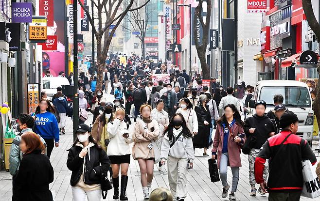 코로나19 이후 일상 회복으로 서울 주요 상권이 회복되고 있는 가운데 28일 명동 거리가 내외국인 관광객으로 북적이고 있다.  박형기 기자