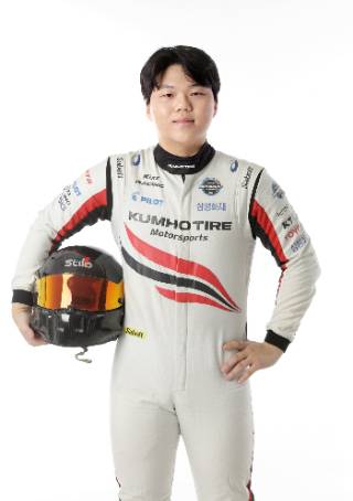 금호타이어가 모터스포츠 우수 인재 발굴에 나섰다. 사진은 첫 후원 대상자로 선정된 송영광 선수. /사진=금호타이어