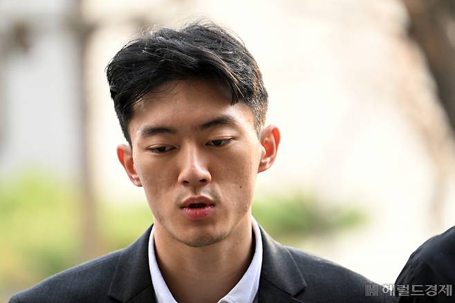 전두환 전 대통령 손자 전우원씨가 28일 인천국제공항을 통해 귀국해 곧바로 경찰에 체포된 가운데 서울 마포구 서울경찰청 마약범죄수사대에 도착해 취재진의 질의에 답하고 있다. 전두환 전 대통령 손자 전우원씨는 가족들이 '검은 돈'을 이용해 호화로운 생활을 하고 있다고 폭로했으며 그 과정에서 마약투약 장면을 실시간으로 송출했다. 이와 관련해 경찰청 국가수사본부는 전 씨를 마약 투약혐의로 체포했다. 임세준 기자