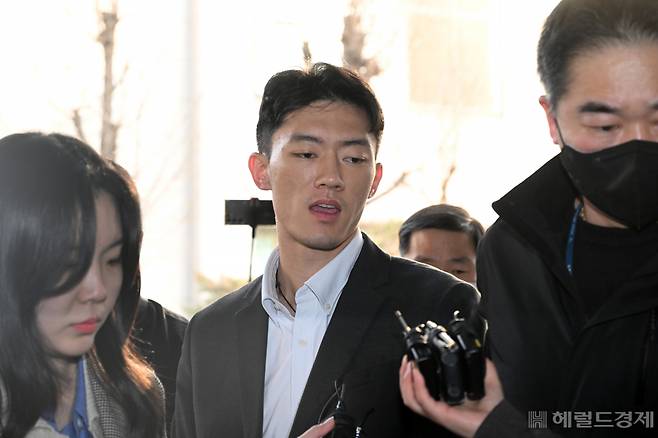 전두환 전 대통령 손자 전우원씨가 28일 인천국제공항을 통해 귀국해 곧바로 경찰에 체포된 가운데 서울 마포구 서울경찰청 마약범죄수사대에 도착해 들어서고 있다.전두환 전 대통령 손자 전우원씨는 가족들이 '검은 돈'을 이용해 호화로운 생활을 하고 있다고 폭로했으며 그 과정에서 마약투약 장면을 실시간으로 송출했다. 이와 관련해 경찰청 국가수사본부는 전 씨를 마약 투약혐의로 체포했다. 임세준 기자