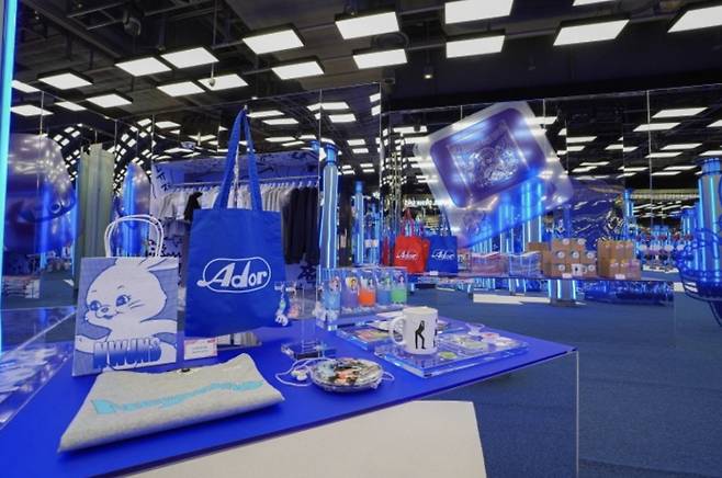 지난해 8월 서울 영등포구 여의도동 더현대 서울에서 열렸던 걸그룹 뉴진스 데뷔 기념 팝업스토어 [어도어 제공]