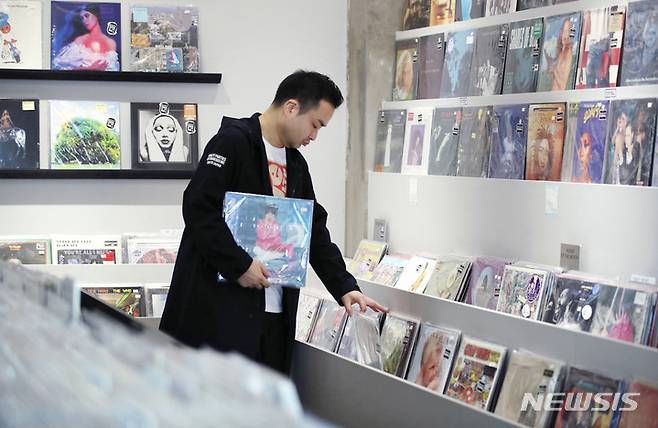 [서울=뉴시스] 김진아 기자 = 일본 DJ 겸 기타리스트 하세가와 요헤이가 22일 서울 마포구 소규모 음반 판매점 '김밥 레코즈(GIMBAB RECORDS)'에서 뉴시스와 인터뷰를 하고 있다. 2023.03.22. bluesoda@newsis.com