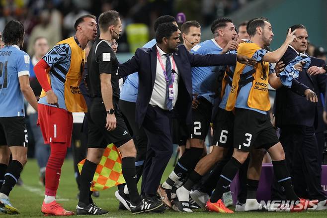 [알와크라(카타르)=AP/뉴시스] 가나전 후 주심에게 항의하는 우루과이 히메네스. 2022.12.04.