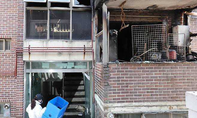 나이지리아 국적 어린이 4명이 숨진 경기도 안산시의 한 빌라 화재 현장에서 27일 경찰과 소방 등 관계자들이 합동 감식을 하고 있다. 연합뉴스