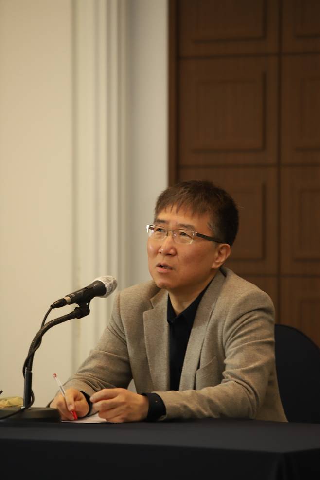 장하준 런던대 교수가&nbsp;27일 서울 중구 프레스센터에서 열린 기자간담회에서 기자들의 질문에 답하고 있다. 부키 제공