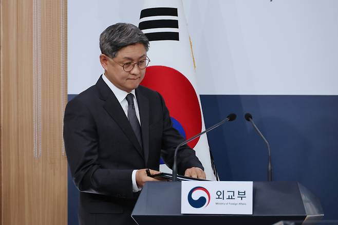 일본 정부의 초등학교 교과서 검정 결과 발표가 예정된 28일 오후 임수석 외교부 대변인이 정례 브리핑을 하기 위해 서울 종로구 외교부 브리핑실로 들어서고 있다. ⓒ연합뉴스