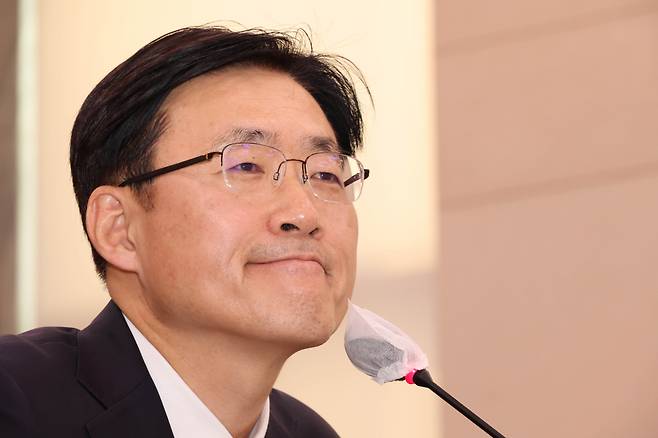 김형두 헌법재판관 후보자가 28일 국회에서 열린 김 후보자에 대한 인사청문회에서 의원들의 질의를 듣고 있다. ⓒ연합뉴스