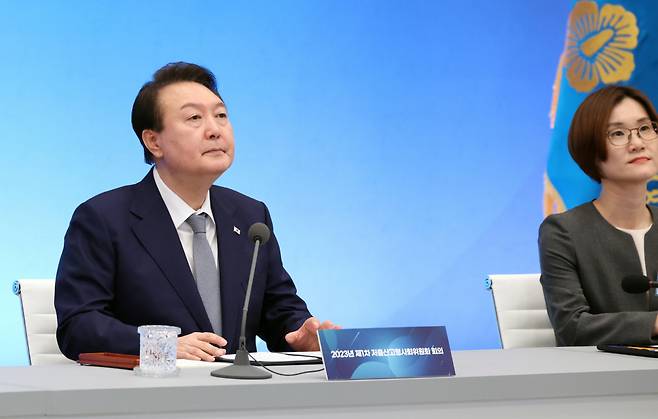 윤석열&nbsp;대통령이 28일 청와대 영빈관에서 열린 제1차 저출산고령사회위원회 회의에서 김영미 부위원장과 영상을 시청하고 있다. ⓒ연합뉴스