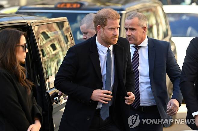 영국 해리 왕자 (런던 로이터=연합뉴스) 영국 해리 왕자가 27일(현지시간) 소송 심리에 참석하기 위해 법원에 도착해 차에서 내리고 있다. 2023.3.27 photo@yna.co.kr