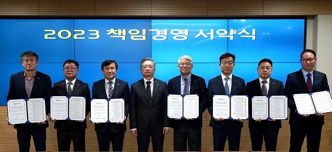 LH, 2023 책임경영 서약식 LH 경영진들이 책임경영 서약식 기념촬영을 하고 있다. [LH 제공]