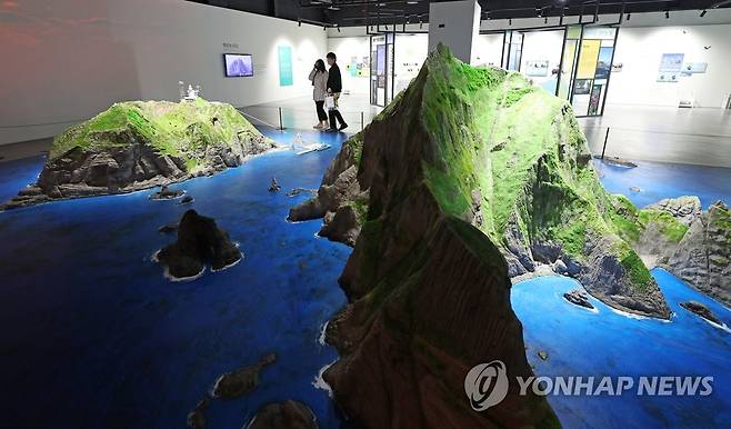 새로운 미래? 독도 억지 주장만 강화한 일본 (서울=연합뉴스) 김도훈 기자 = 일본 정부가 초등학교 교과서 검정 결과를 발표한 28일 오후 서울 영등포구 동북아역사재단 독도체험관을 찾은 시민이 전시물을 둘러보고 있다.
일본 문부과학성은 이날 교과서 검정심의회를 열어 초등학교에서 2024년도부터 쓰일 교과서 149종이 심사를 통과했다고 발표했다.
연합뉴스가 28일 일본 문부과학성의 교과서 검정을 통과한 교과서를 확인한 결과 독도와 관련된 기술이 있는 초등 4∼6학년 사회 9종과 지도 2종 등 총 11종 교과서에서 모두 독도를 일본 영토 '다케시마(竹島)'로 표현했다. 그간 일부 초등학교 교과서에서는 독도를 '일본 영토' 또는 '일본 고유영토'로 혼재해 사용됐으나 이번에는 '일본 고유영토'로 기술이 통일된 것이 특징이다. 2023.3.28 superdoo82@yna.co.kr