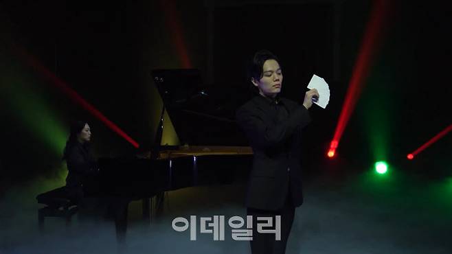 마술 공연제작 단체 그루잠 프로덕션, 피아니스트 안경은이 참여한 온라인 공연 콘텐츠 ‘디스커버 더 매지컬 모먼츠’(사진=유튜브 캡처).