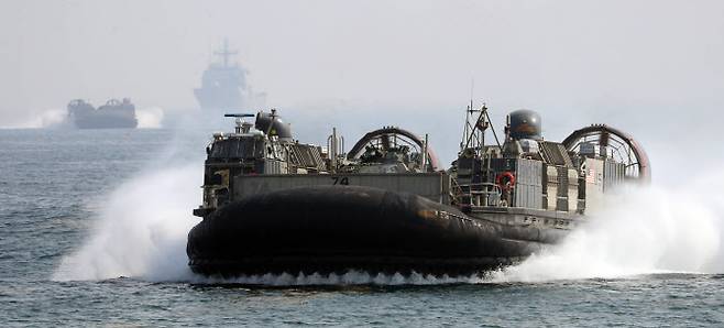 한미 해군·해병대 장병들이 2023 쌍룡훈련을 진행하고 있는 가운데, 29일 경북 포항 훈련장에서 진행된 결정적 행동 단계에서 공기부양상륙정을 통해 해안으로 돌격하고 있다. (사진=연합뉴스)