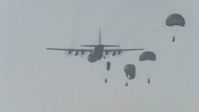 한미 해군·해병대 장병들이 2023 쌍룡훈련을 진행하고 있는 가운데, 29일 경북 포항 훈련장에서 진행된 결정적 행동 단계에서 돌격부대원들이 항공기를 이용해 낙하산을 타고 해안으로 돌격하고 있다. (사진=연합뉴스)