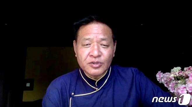 2021년 5월21일 인도 다람살라에서 펜파 체링 티베트망명정부(CTA) 총리가 로이터와 화상 인터뷰를 하고 있다. ⓒ 로이터=뉴스1 ⓒ News1 박재하 기자