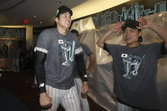 지난 23일 미국을 꺾고 통산 3번째 WBC 우승을 거머지고 MVP에 오른 오타니 쇼헤이가 라커에서 샴페인 세례를 받고 있다. AP연합뉴스