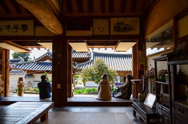 유기방가옥 대청에 앉아 휴식을 취하고 있는 여행객들