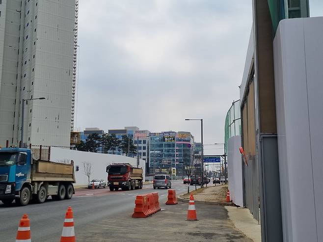 고덕자이 센트로 공사현장에서 보이는 상가 밀집지역. /오은선기자