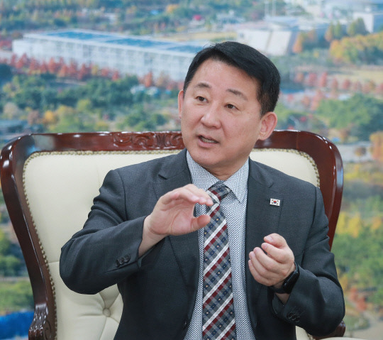 서철모 대전 서구청장은 올해 구정의 핵심키워드 중 하나인 '구민들을 이롭게 하는 실용행정을 통해 생활밀착형 민원 해결에 집중하겠다'고 강조하고 있다. 사진=서구청 제공