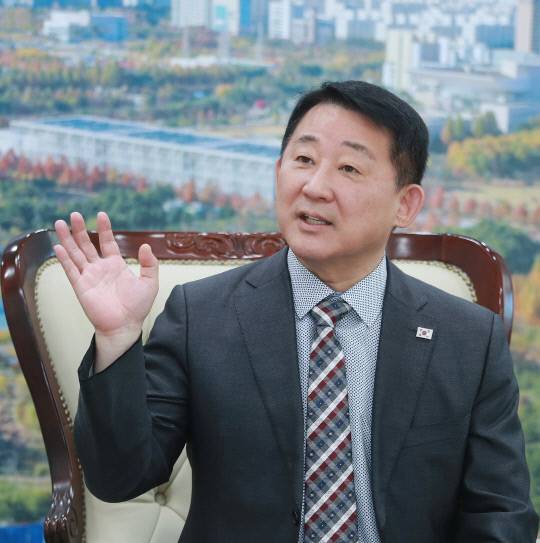 서철모 대전 서구청장은 올해 구정의 핵심키워드 중 하나인 '구민들을 이롭게 하는 실용행정을 통해 생활밀착형 민원 해결에 집중하겠다'고 강조하고 있다. 사진=서구청 제공