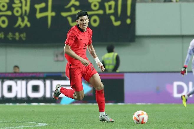 김민재가 28일 서울 마포구 서울월드컵경기장에서 열린 하나은행 초청 국가대표 친선경기 대한민국 대 우루과이 전에서 패스를 하기 위해 달려가고 있다. ⓒ데일리안 김민호 기자