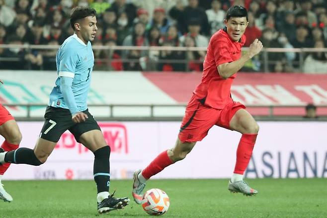 김민재가 28일 서울 마포구 서울월드컵경기장에서 열린 하나은행 초청 국가대표 친선경기 대한민국 대 우루과이 전에서 수비를 하고 있다. ⓒ데일리안 김민호 기자