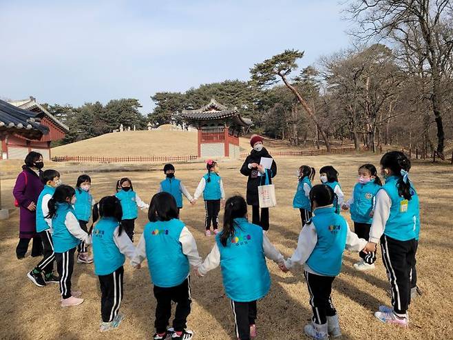 구리시 동구릉에서 진행되는 ‘동구릉 탐험대’ 활동에 참여한 어린이들.ⓒ구리시