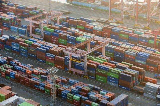 올해 들어 이달 20일까지 한국의 무역수지 적자는 241억 달러에 달한다. 지난해 연간 적자규모의 절반이 넘는 규모다. 게티이미지